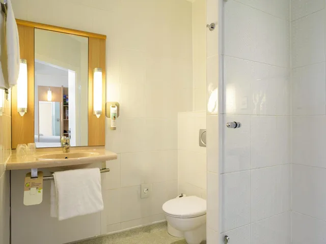 Room, Queen Bed, ibis Styles York Centre 5/6