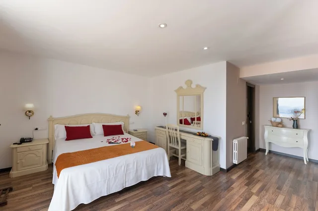 جناح جونيور بسرير مزدوج وسريرين منفصلين بإطلالة على البحر، Hotel Roger de Flor by Seleqtta 2/9