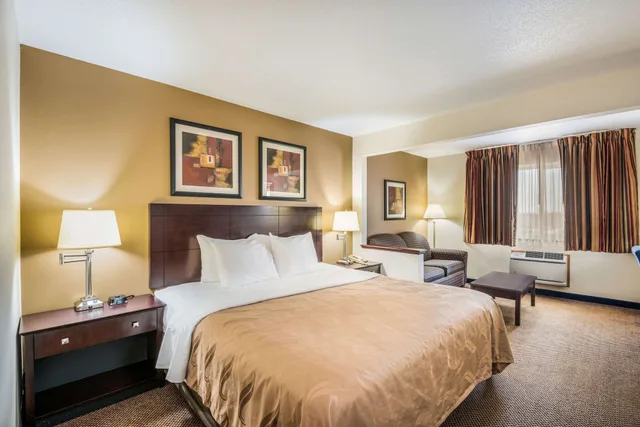 Business, King Bed, Sofa, Quality Inn & Suites Eldridge Davenport North 6/10
