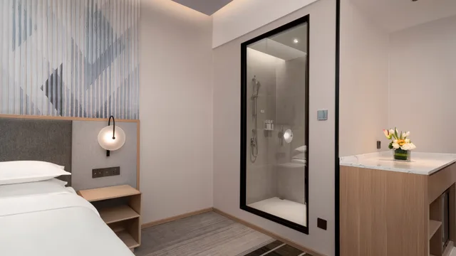 غرفة قياسية بسريرين منفصلين بشرفة، Holiday Inn & Suites Wuhan International Expo 2/2