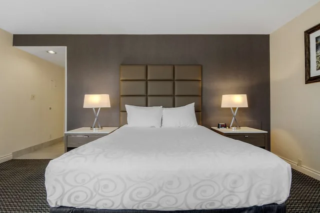 غرفة سوبيريور بسرير كينج بشرفة، Best Western Premier Chateau Granville Hotel and Suites and Conf. Centre 2/4