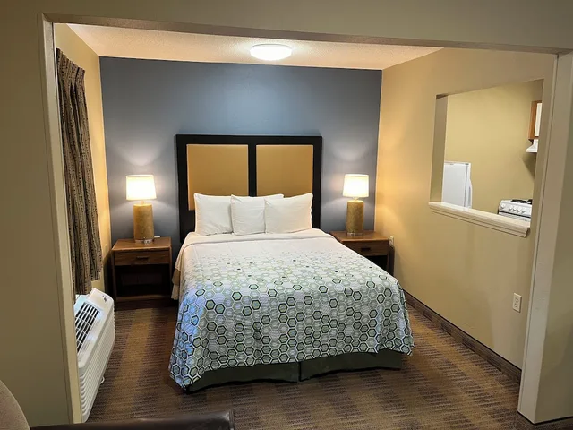 جناح بسرير كوين بغرفتين مع أريكة، HomeTowne Studios & Suites by Red Roof Greensboro 2/10