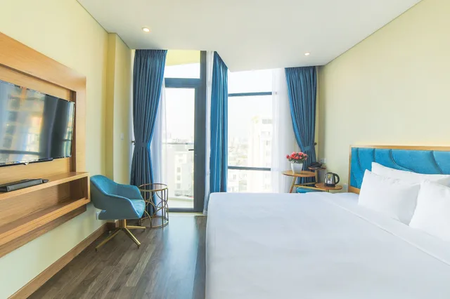 غرفة ديلوكس بسرير كينج بشرفة، San Marino Boutique Danang 1/10
