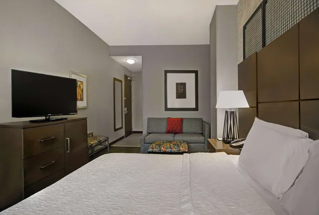 غرفة قياسية بسرير كينج مع أريكة، Hampton Inn & Suites Austin At The University / Capitol 7/10