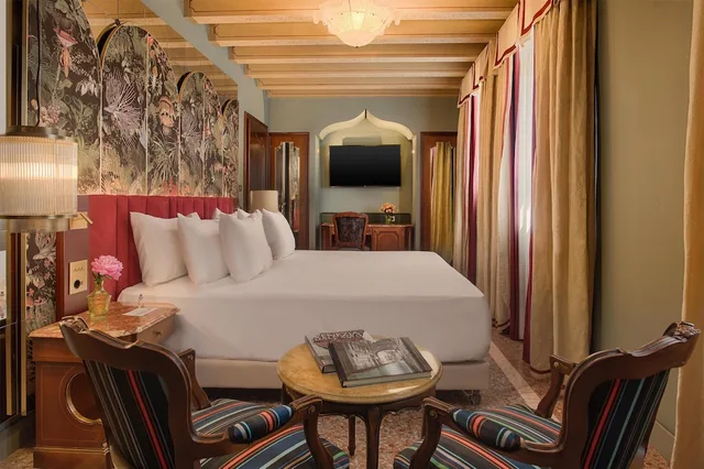 غرفة بريميوم بسرير مزدوج وسرير فردي بإطلالة على القناة مع سرير إضافي، NH Collection Venezia Grand Hotel Palazzo dei Dogi 6/10