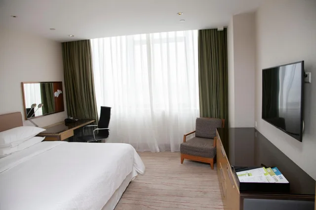 Comfortable Room King Bed, Four Points By Sheraton Shanghai Daning 2/8