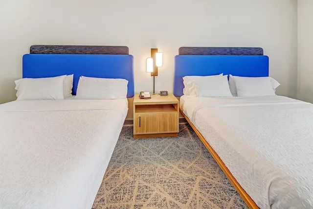 غرفة بسريرين كوين بمطبخ صغير، Hampton Inn Foley 1/10