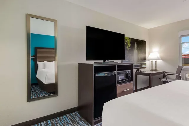 غرفة بسرير كينج لذوي الإعاقة، Clarion Pointe Harrodsburg 6/10