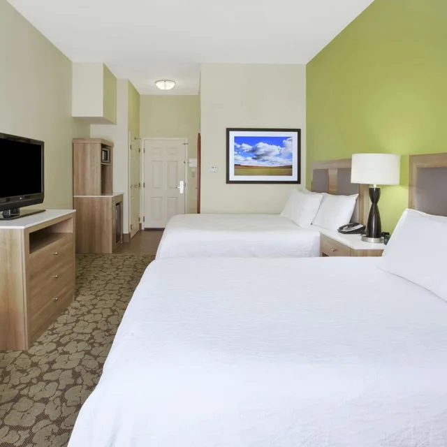 غرفة ديلوكس بسرير كينج وسريرين كوين بإطلالة على البحيرة، Hilton Garden Inn Wichita Hotel 4/9