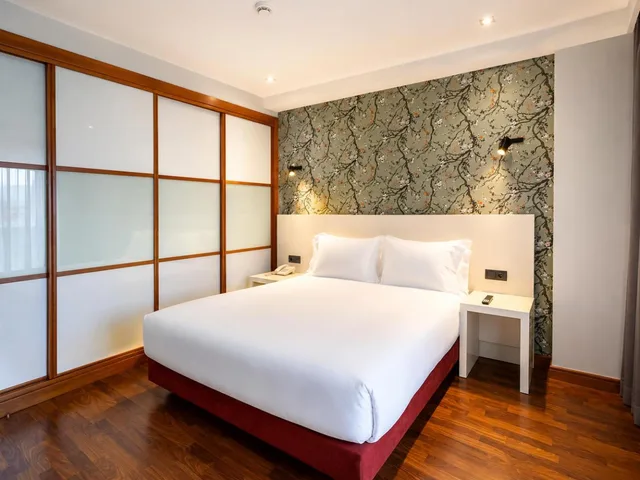 غرفة بسرير كوين، San Fermin Suites 6/10