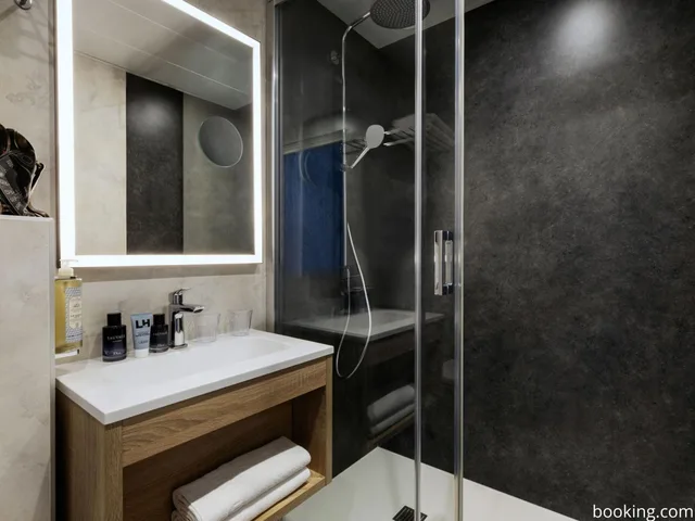 جناح جونيور بسرير كوين مع أريكة، Daumesnil Vincennes Hotel 7/8