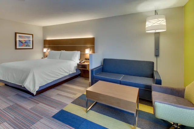 Suite, King Bed, Sofa, Holiday Inn Express & Suites Atlanta N-Perimeter Mall Area, an IHG Hotel 2/5