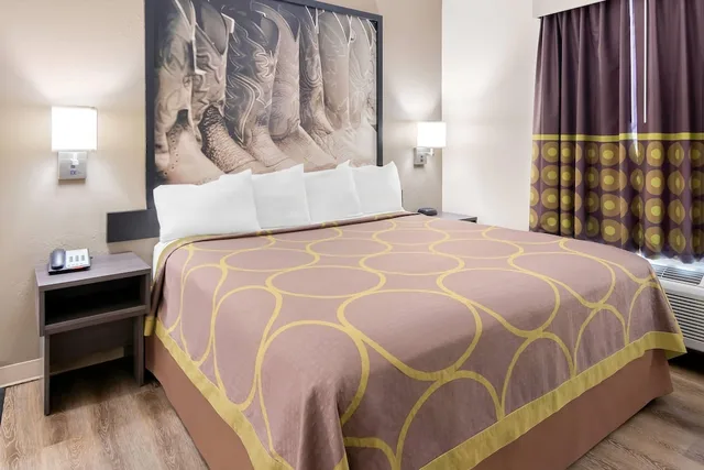 غرفة بسرير كينج بجاكوزي، Super 8 by Wyndham Fort Worth Stockyards 3/7