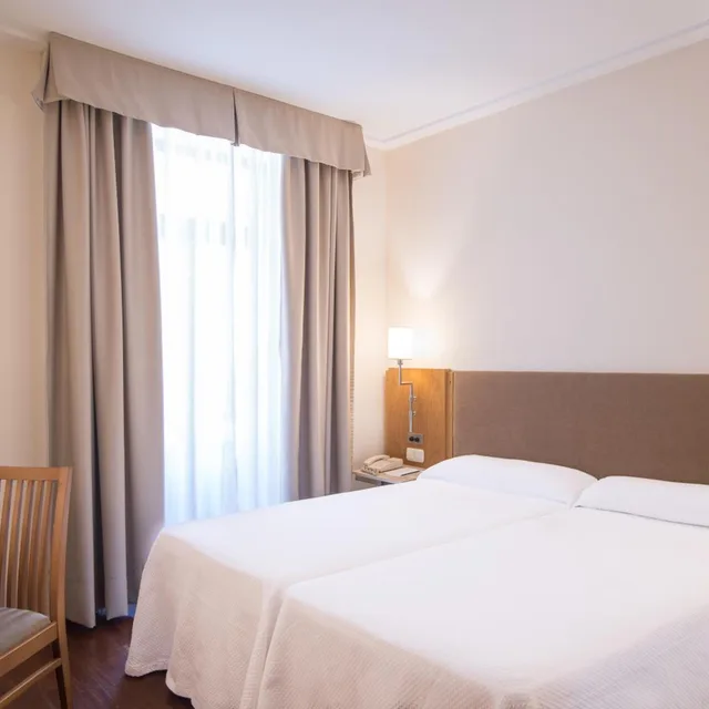غرفة بسرير مزدوج أو سريرين منفصلين، Hotel Inglaterra 1/10