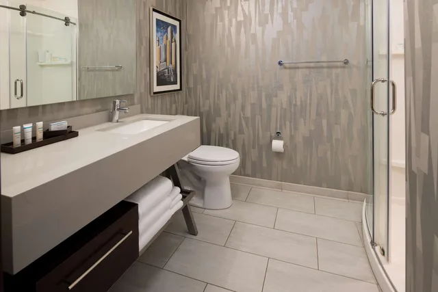 جناح كبير بسرير كوين مع أريكة، Embassy Suites By Hilton Seattle Downtown Pioneer Square 2/2