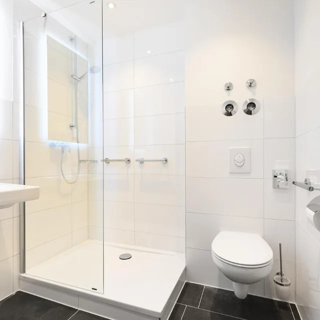 غرفة بسريرين منفصلين بشرفة، HOTEL OLYMPIA SCHIESSANLAG 3/6