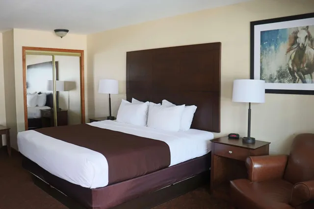 Downstairs, King Bed, Balcony، Best Western George West Executive Inn 3/5