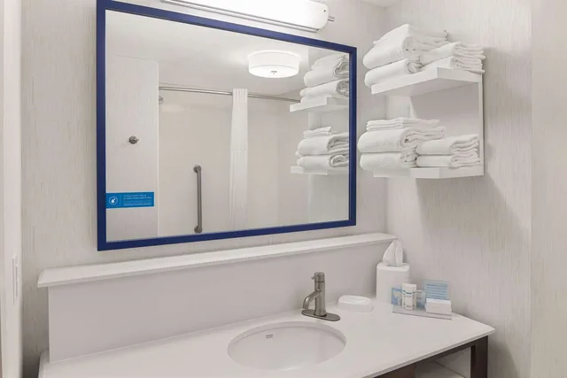 غرفة بسرير كوين بحوض استحمام لذوي الإعاقة، Hampton Inn Lagrange near Callaway Gardens 4/4
