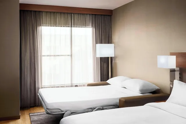 غرفة بسرير كينج مع أريكة، AC Hotel by Marriott Chapel Hill Downtown 2/3