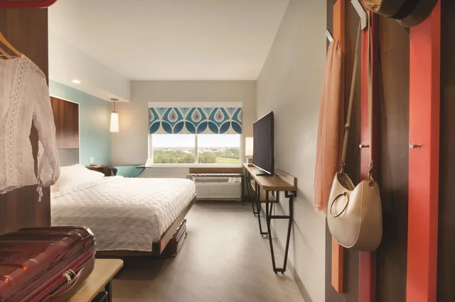 غرفة بسرير كينج بحوض استحمام، Tru By Hilton Lancaster East 2/3
