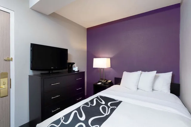 غرفة ديلوكس بسرير مزدوج لذوي الإعاقة، La Quinta Inn & Suites by Wyndham New York City Central Park 2/8