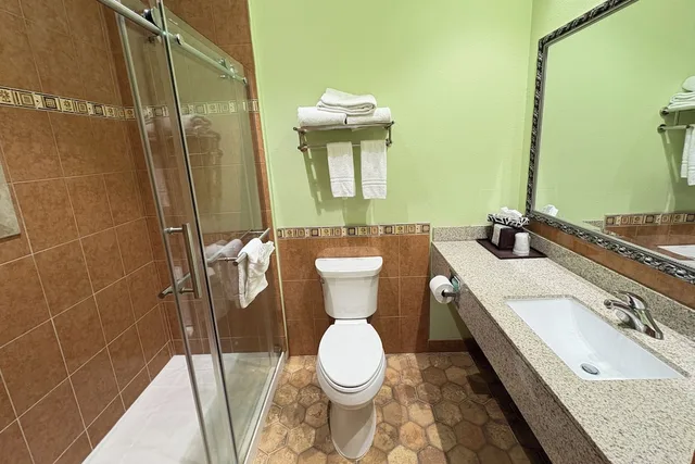 غرفة بسريرين كينج للمدخنين بمطبخ صغير، Regency Inn & Suites By Capital O Houston IAH Airport 8/10