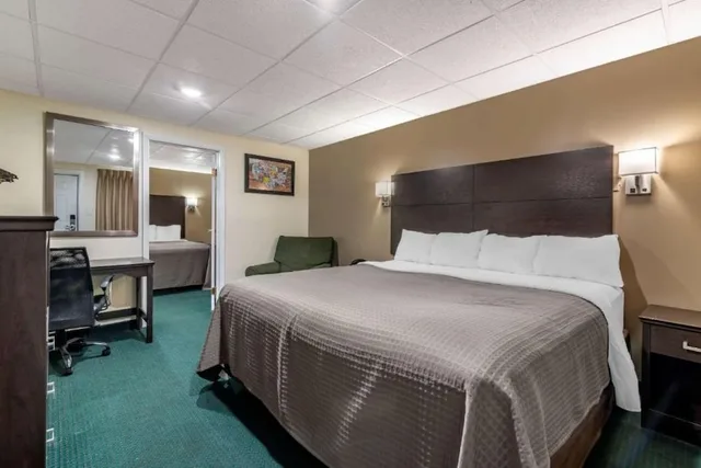 2 Bedrooms, Suite, 2 King Beds, Lake George Outlets 1/4