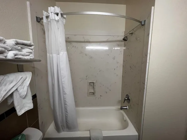 غرفة ديلوكس بسرير كينج لذوي الإعاقة، Super 8 By Wyndham Brookshire Tx 8/8