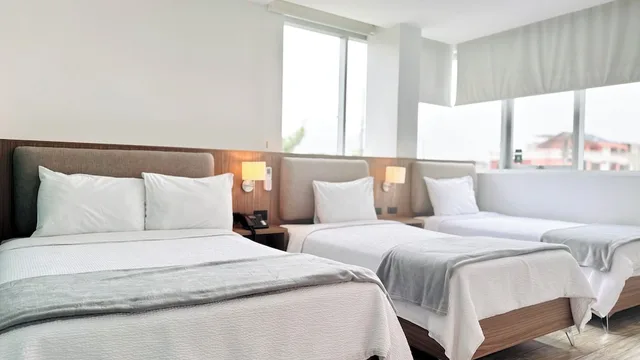غرفة ثلاثية بسرير مزدوج وسريرين منفصلين، Hotel Puerto Pacifico Guayaquil Airport 1/1