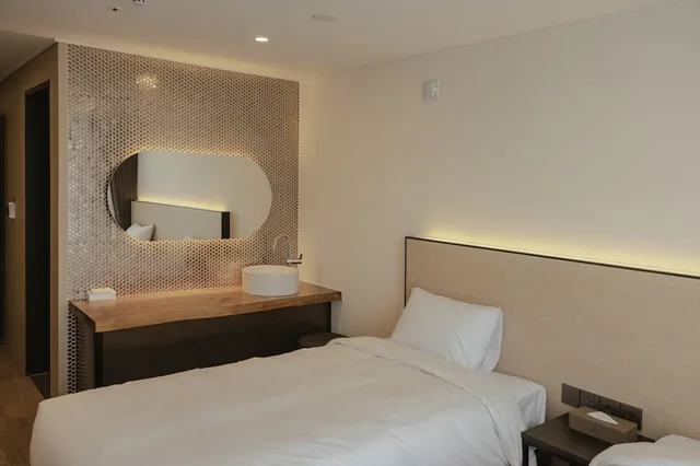غرفة بسريرين منفصلين بإطلالة على الجبل، LeMain Hotel Seogwipo 2/4