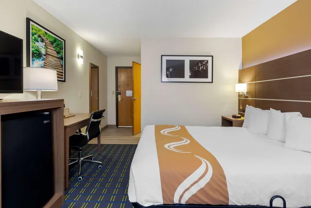 غرفة بسرير كوين، Quality Inn Lenox MA 1/3