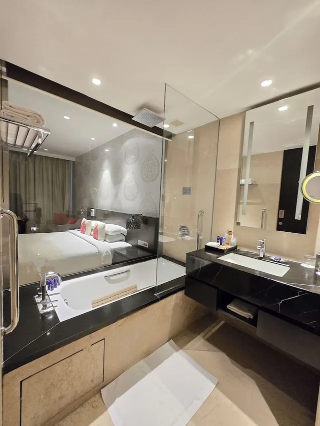 Indulgence, Premium, King Bed, City View، Vivanta Guwahati 2/2