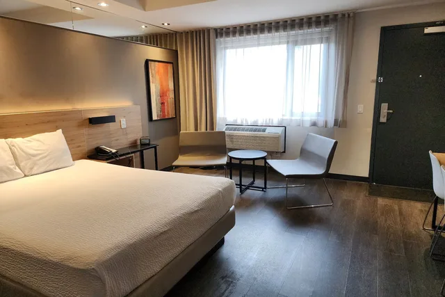 Deluxe, Queen Bed, Ramada by Wyndham Laval 1/2