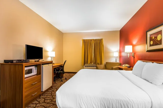 غرفة قياسية بسرير كينج، Quality Inn and Suites Chesterfield Village 6/10