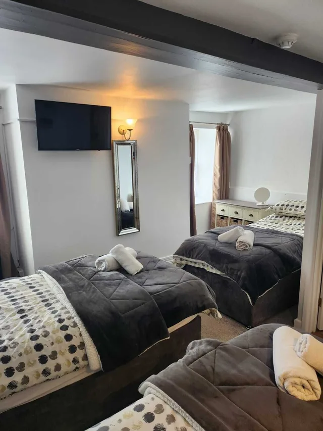 غرفة قياسية ثلاثية بثلاثة أسرّة في الطابق الأرضي، St George's Guesthouse 2/5