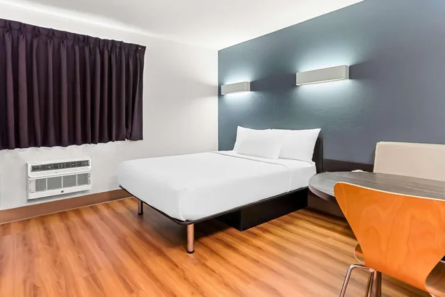 غرفة بسرير كوين، Econo Lodge Idaho Falls, ID 2/4
