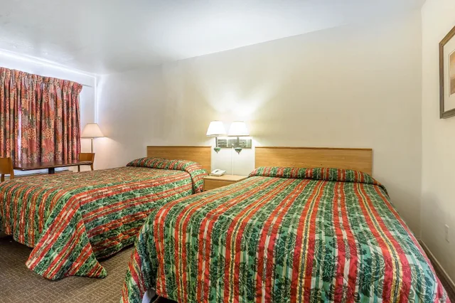 Upgrade, 2 Double Beds, Pool Side، Rodeway Inn Magic Mountain Area 2/5