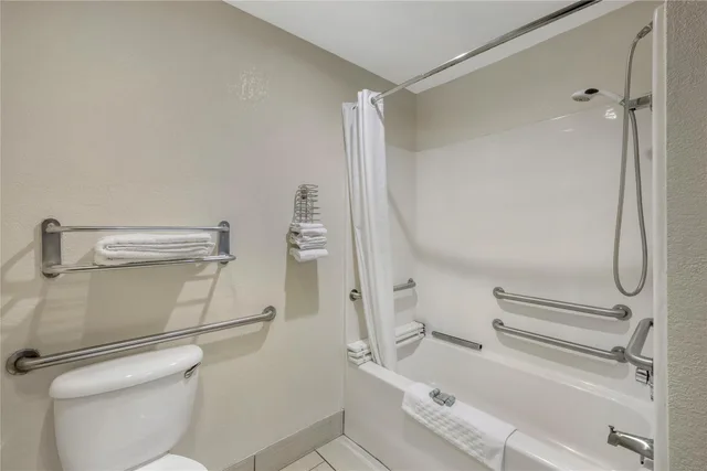 غرفة بسرير كينج بحوض استحمام لذوي الإعاقة، Best Western Port Columbus 9/9
