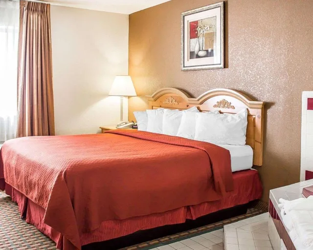 غرفة بسرير كينج للمدخنين، Quality Inn Elyria 1/1