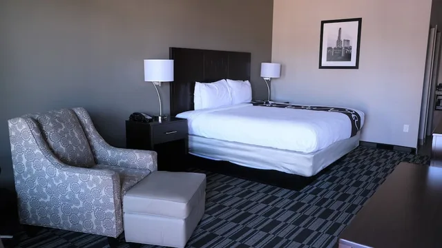 Deluxe, King Bed, Catoosa Inn and Suites 2/4