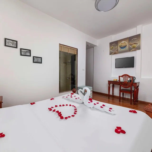 Junior Suite, Balcony, Phoenix Palace 6/10