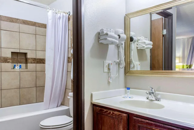 Room, King Bed, Rodeway Inn Near Ft Huachuca 3/3