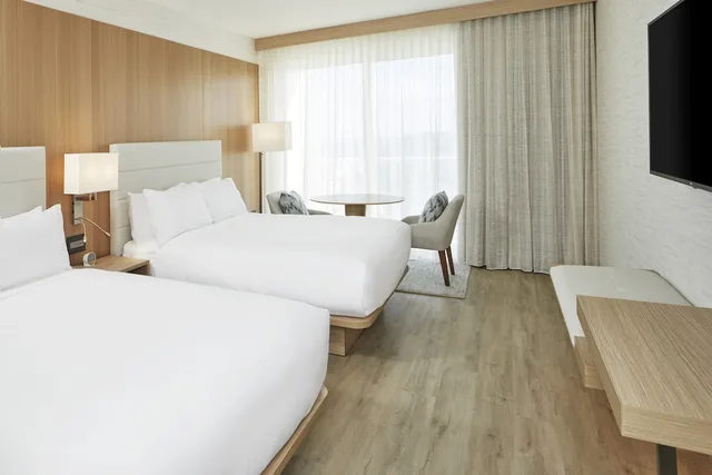 غرفة بسرير كينج بإطلالة على البحر مع أريكة، AC Hotel by Marriott Fort Lauderdale Beach 1/2