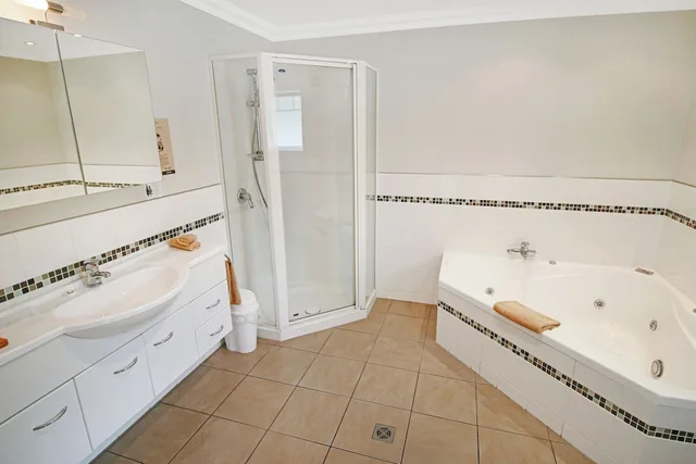 استوديو ديلوكس بسرير كينج بإطلالة على الحديقة بحوض جاكوزي، Kerikeri Park Lodge 4/4