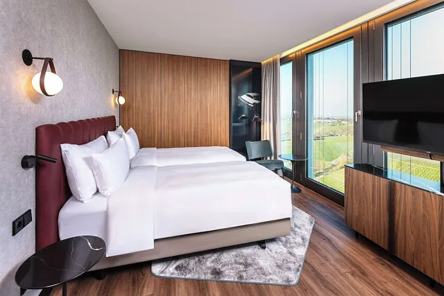 غرفة بريميوم بسرير كينج، Radisson Blu Hotel at Porsche Design Tower Stuttgart 1/5