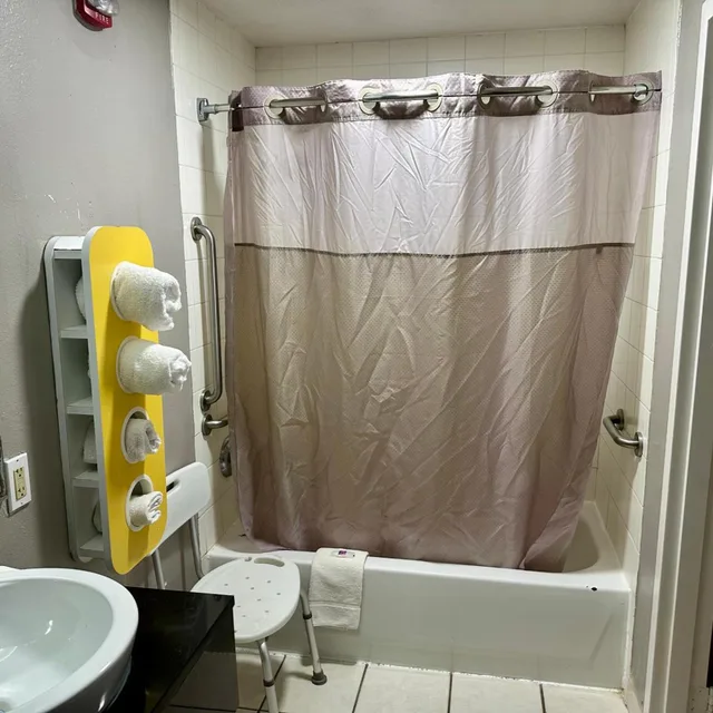 1 King Bed - Mobility Access RI Shwr Smk، Motel6 West Monroe, LA 9/10