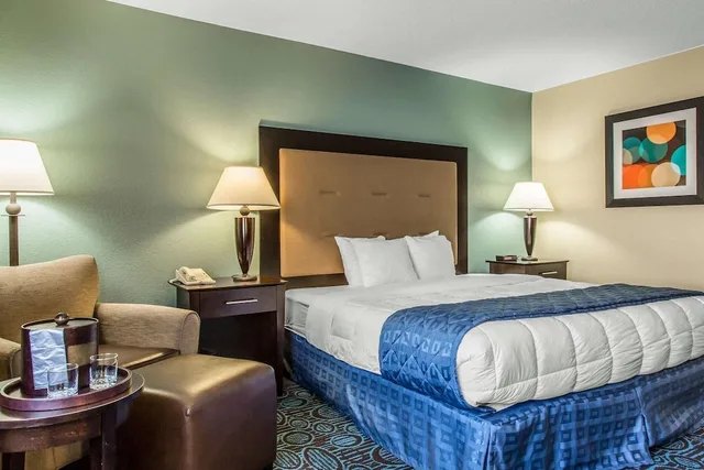 غرفة سوبيريور بإطلالة على المدينة مفردة بسرير كينج، Regency Inn and Suites New London – Mystic 1/1