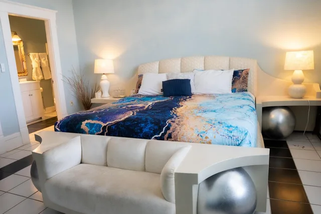 Retro, Style, Deluxe, King Bed، Oak Tree Hotel 7/10