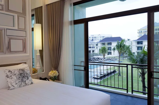 Room, King Bed, Garden View, Terrace, U Sathorn Bangkok Hotel 2/4