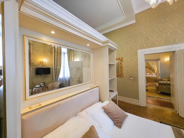 Master, Suite, Queen Bed, Sofa، Al Duca Venezia 2/10